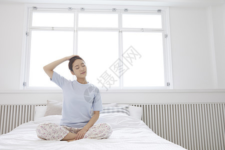 年轻女子在卧室休息图片