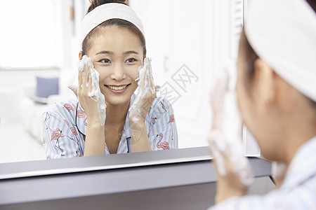 镜子前护肤饿女子图片