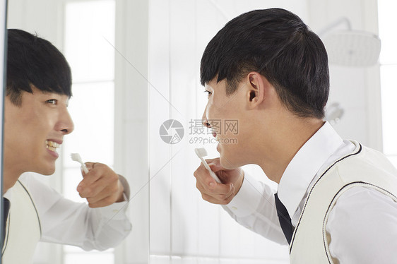 正在刷牙的男孩图片