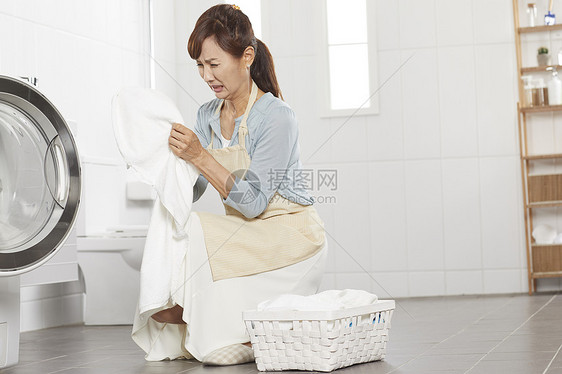 正在洗衣服的家庭主妇图片