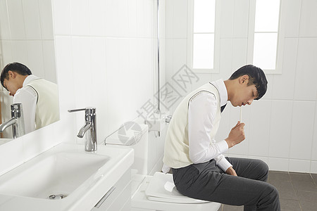 在卫生间刷牙的男孩图片
