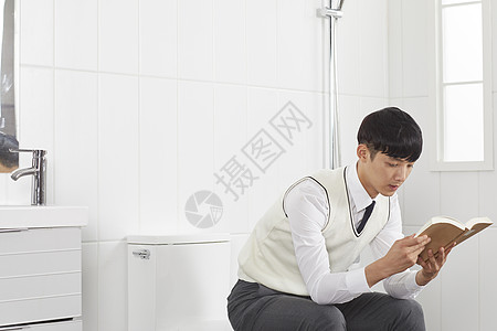 臭粑粑少年在卫生间看书背景