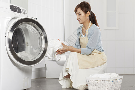 卫生间家用家庭主妇居家使用洗衣机洗衣服背景