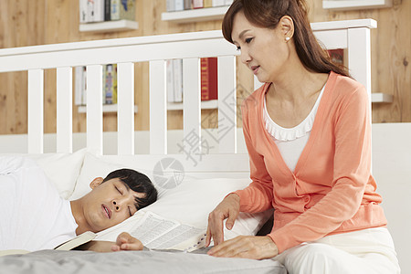 亚洲人坐沉睡学生儿子妈妈候选人图片