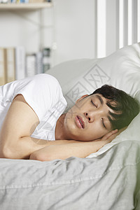 睡眠中的男性青年图片