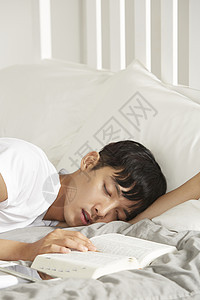 睡眠中的男性青年图片