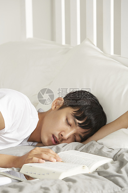 睡眠中的男性青年图片