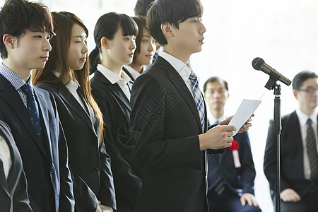 商业开幕典礼男职员上台演讲图片素材