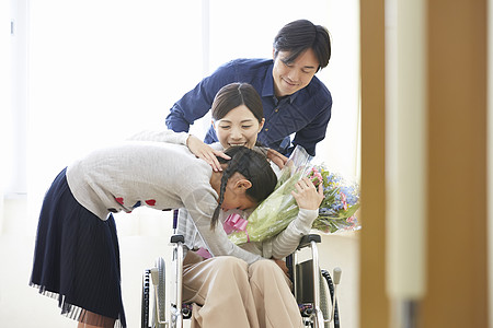 较年轻男男子解除现场家庭联结图片