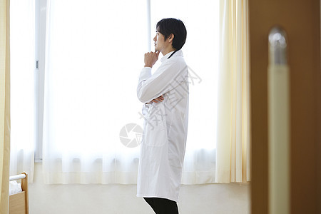 站在窗边的男医生图片