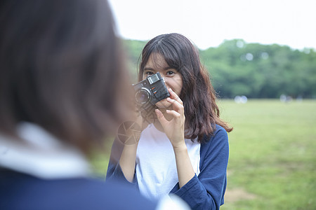 拿着相机女拍摄的女孩图片