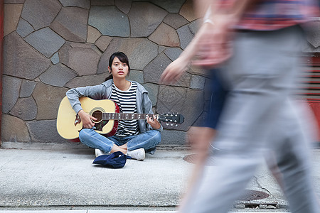 路边街头卖唱的女人图片