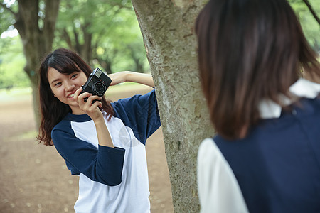 拿着相机女拍摄的女孩图片