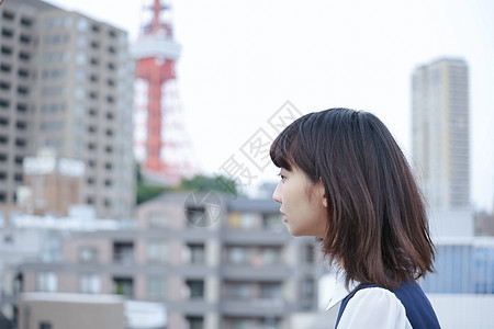 户外漂亮的年轻女孩图片