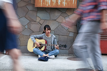 在街头演唱的年轻人图片