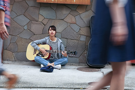 在街头弹吉他卖艺的学生图片