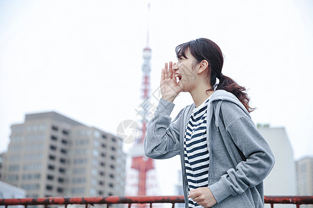 在户外大喊的女孩图片