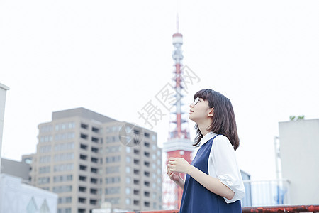 正在沉思的女孩图片