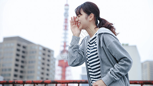 在户外大喊的女孩图片