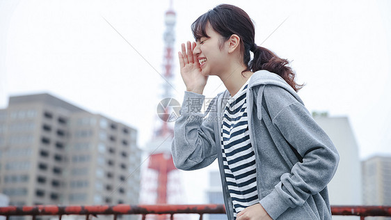 在户外大喊的女孩图片