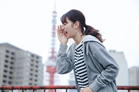 在户外大喊的女孩图片