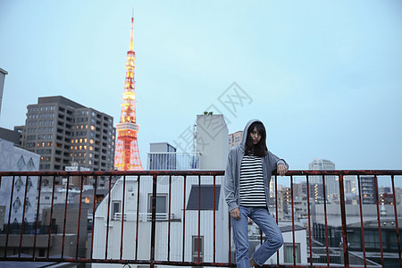 倚靠在天台栏杆边上的女生图片素材