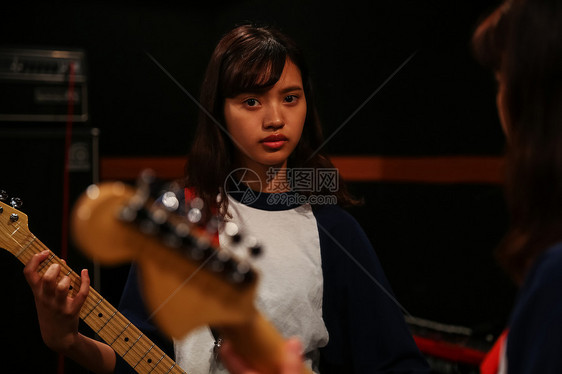 弹吉他的年轻女孩图片