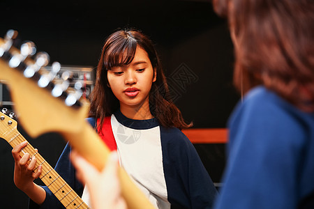 弹吉他的年轻女孩图片