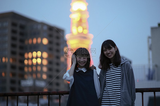 倚靠在天台栏杆边上的女生图片