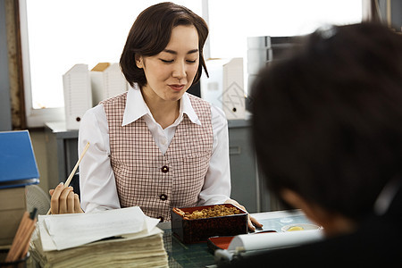 在办公室吃便当的年轻女孩图片