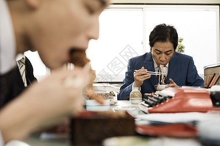 在办公室吃午饭的中年人图片