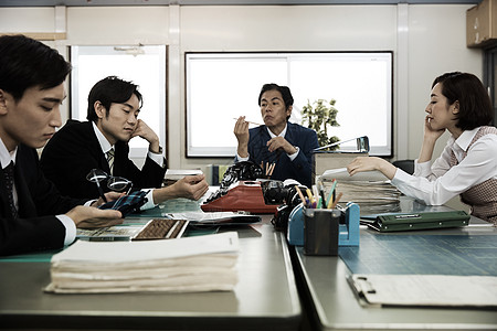 在会议室开会的同事们图片素材