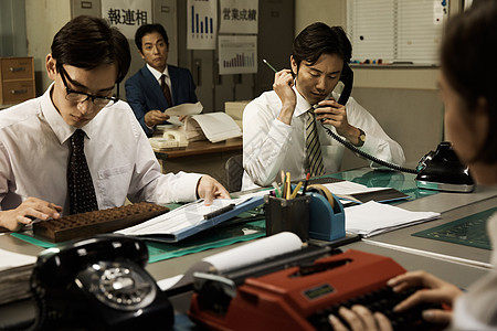 熬夜加班工作的都市白领图片素材