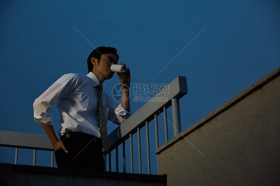 户外喝咖啡休息的职员图片