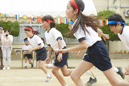 学校运动会比赛跑步的学生们图片