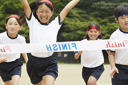 赢得跑步比赛的小学生图片