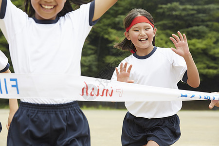 跑步比赛胜利的小学生图片