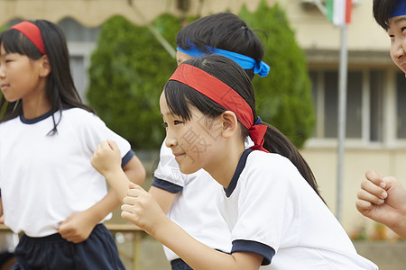 参加运动会跑步比赛的小学女生图片