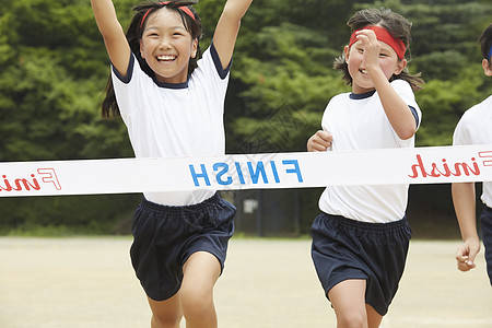 比赛领奖台抵达终点的小学生背景