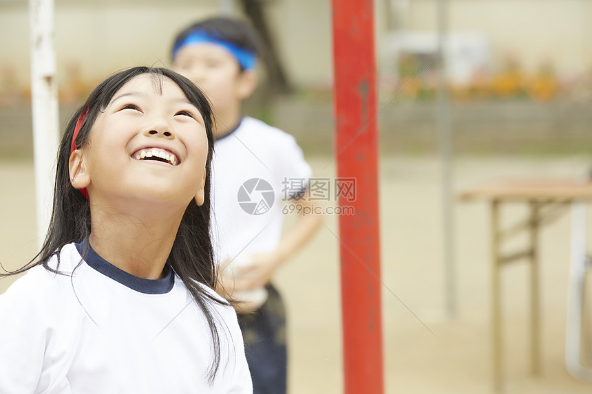 运动会上的小学女生图片