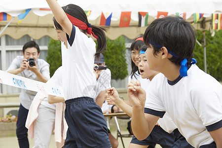 参加运动会的小学学生图片