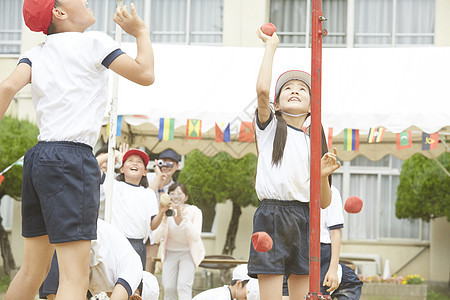 小学生在运动会上投篮图片