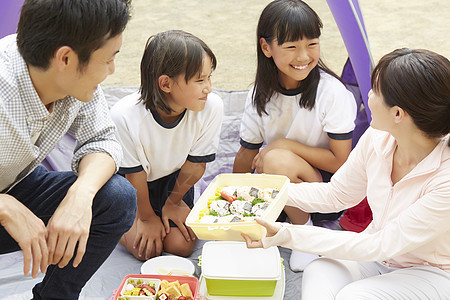 学校运动会野餐的一家人图片