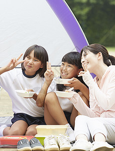 户外野餐开心的一家人图片