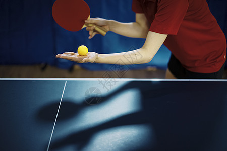 运动员拿着乒乓球发球的姿势图片