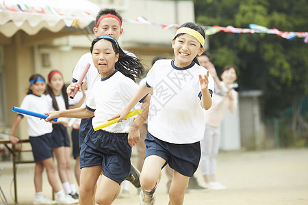 孩子跑参加运动会的小学生背景