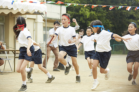 孩子奔跑参加运动会的小学生背景