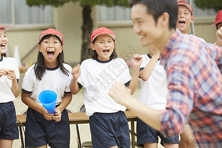 参加运动会的小学生图片