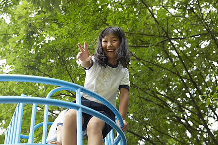 小学生玩滑滑梯图片