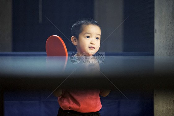 青春年轻乐趣打乒乓球的男孩图片